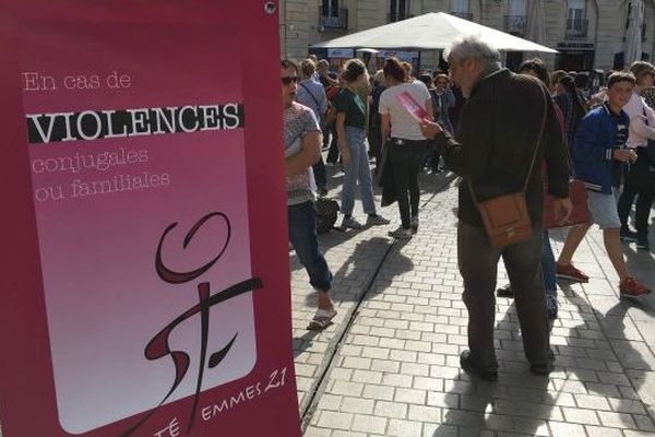 Dijon, le 6 octobre 2018, place de la Libération. Rassemblement sous la bannière de l'association Solidarité Femme 21.