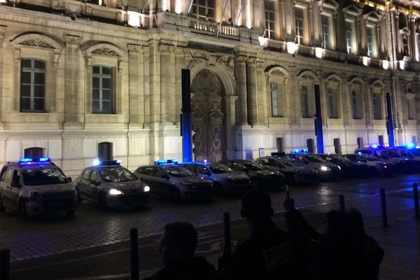 Les policiers se sont rassemblés dans la nuit devant la préfecture de région à Marseille