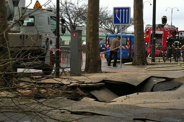 La canalisation passe sous le trottoir du quai de Paris à Rouen