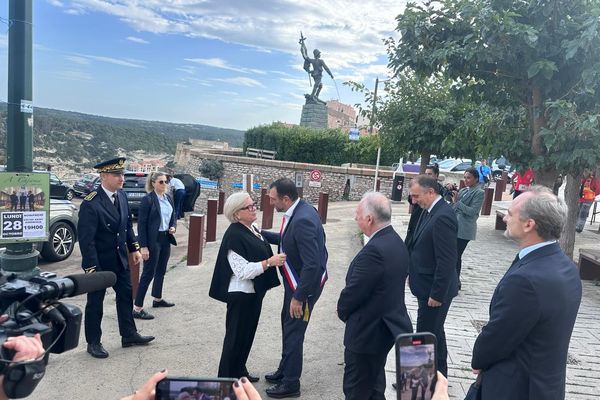 Catherine Vautrin accueillie par le maire de Bonifacio, Jean-Charles Orsucci, ce samedi 26 octobre.