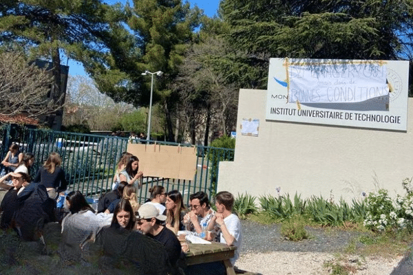 Montpellier - des étudiants bloquent l'accès au campus de l'IUT - 22 mars 2024.