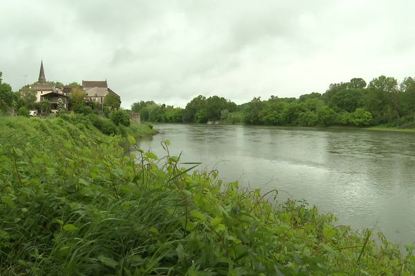 Les digues, qui permettent de lutter contre les inondations, coûtent cher à entretenir, à tel point que certaines communes les laissent se détériorer.