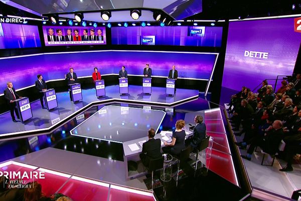 Primaire de la gauche : troisième débat télévisé. L'Heure du choix sur France 2 le 19 janvier 2017. Les 7 candidats à l'élection présidentielle de 2017 sont réunis sir le plateau:   François De Rugy, Manuel Valls, Arnaud Montebourg, Sylvia Pinel, Benoît Hamon, Vincent Peillon et Jean-Luc Benhamias. 