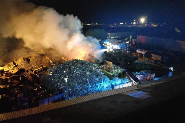 Un tas de déchets métalliques a pris feu.