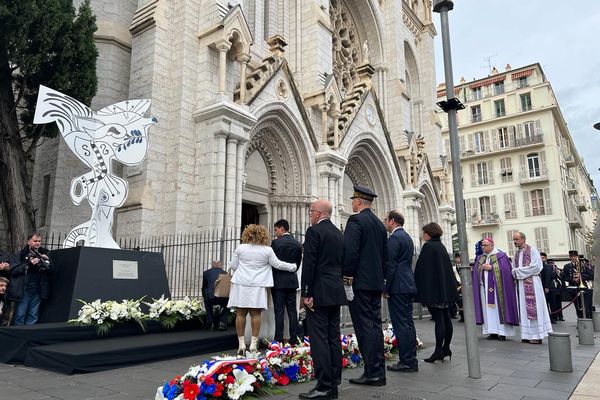 Moment de recueillement sur le parvis de la basilique Notre-Dame de Nice, devant la Colombe de la paix, une œuvre dévoilée en 2021 en hommage aux victimes.