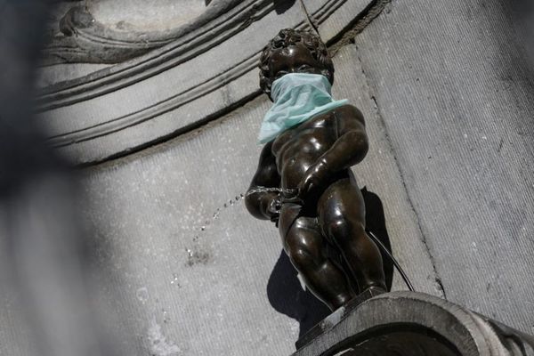 Le célèbre Maneken Pis recouvert d'un masque à Bruxelles.