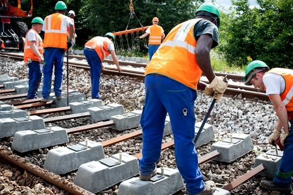 Un chantier de renouvellement de traverses de voie ferrée