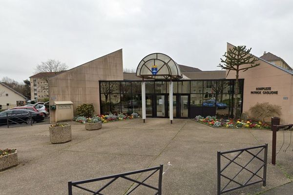 Le gymnase Patrick-Caglione à Poissy (Yvelines), en mars 2020. (GOOGLEMAPS)
