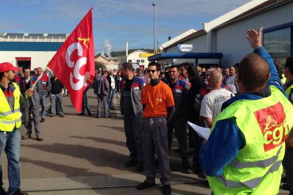 Plus de 300 salariés d'Alstom Le Creusot ont participé à un rassemblement sur le site de Saône-et-Loire mardi 27 septembre 2016 pour défendre l'usine de Belfort, menacée par un plan social. 