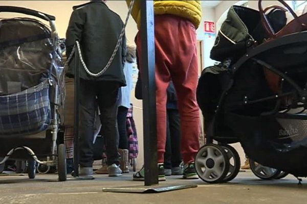 FIle d'attente au centre d'accueil et de distribution à Mulhouse en 2017. 