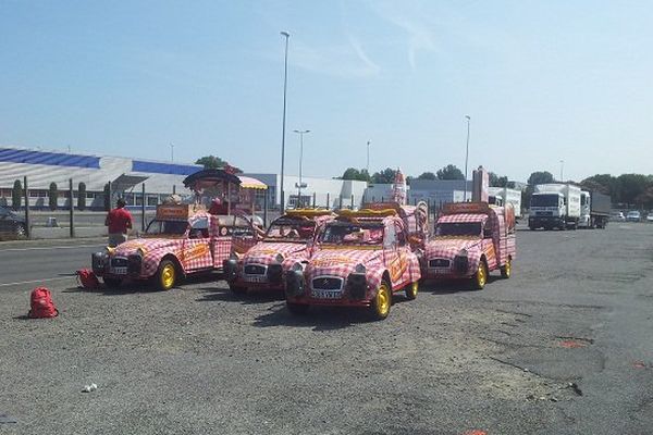 Des véhicules publicitaires de la marque Cochonou bloqués sur le parking de la foire expo de Tarbes