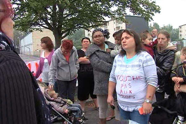 Les parents d'élèves réunis ce vendredi matin devant l'école Albert Camus de Condé-sur-Noireau