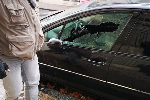 Les grenades lacrymogènes des forces de l'ordre ont répondu aux jets de pierre des manifestants. Quatre cents lycéens sont descendus dans les rues de Béziers. La manifestation a dégénéré. 