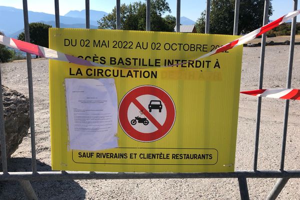 L'accès à la Bastille, à Grenoble, interdit à la circulation.