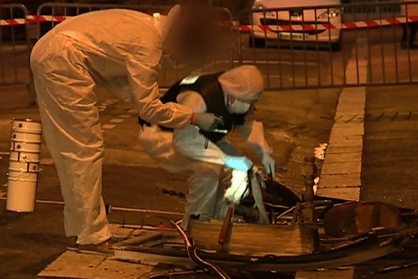 13 mars 2018- Les experts de la police scientifique en train d'effectuer des relevés de traces et d'indices au pied de l'immeuble où un corps calciné et démembré  a été découvert rue Berthelot au Havre. 