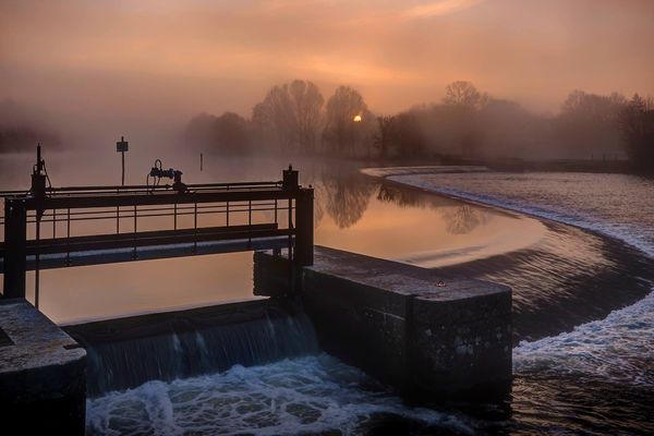 Lever de soleil brumeux sur le barrage de Juigné-sur-Sarthe 