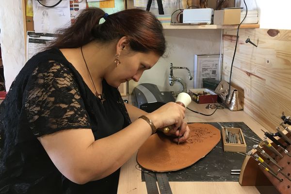 Installée au Mayet-de-Montagne, dans l'Allier, Alice Mouchetan vend ses réalisations partout dans le monde