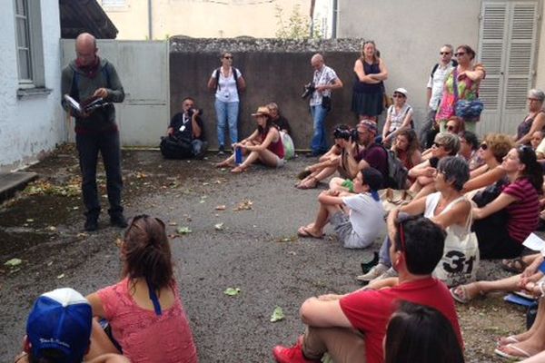 Le spectacle "Les tondues" de la compagnie "Les arts oseurs" a été joué mercredi 19 juillet 2017 pour la première à Chalon dans la rue.