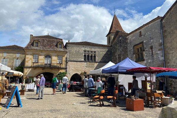 Première brocante à Monpazier (24) depuis le déconfinement.