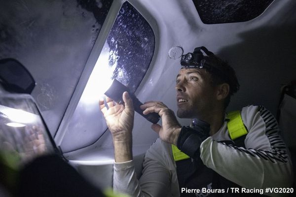 "La route est longue et je ne lâcherai pas", confie Thomas Ruyant qui s'accroche.