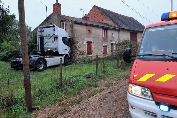 Un camion s'est encastré dans le mur d’une maison au Mayet-d’Ecole, dans l’Allier ce lundi 3 avril peu après 5h30.