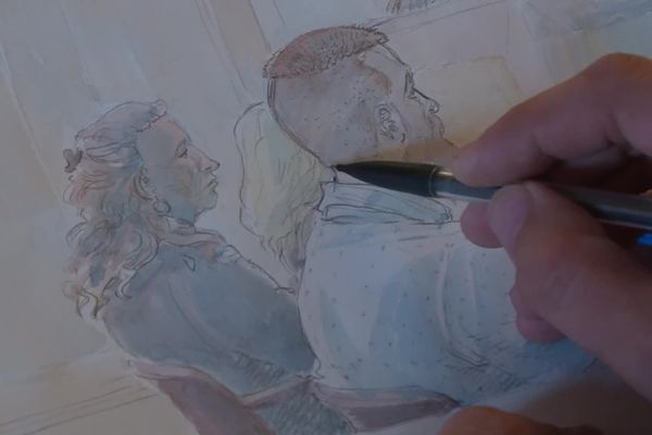 Joris Le Bois dessine les deux victimes, l'ex-compagne de l'accusé et son nouveau compagnon, lors du premier jour du procès, ce lundi 12 juin.