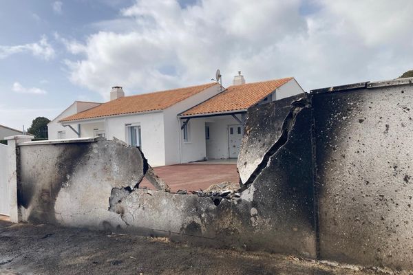 Un avion de tourisme s'est écrasé sur le muret de cette maison à La Bretonnière-la-Claye en Vendée, le 7 octobre 2024