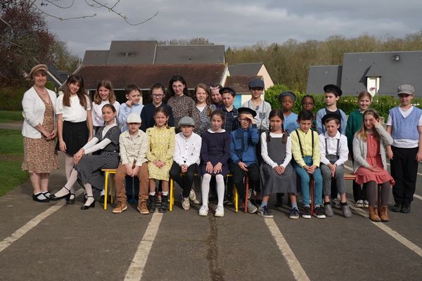 Tous les enfants de l'école primaire d'Amayé-sur-Orne (Calvados) ont revêtu des habits d'époque pour vivre une journée comme dans les années 1940.