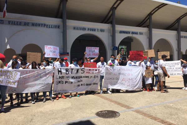 La marche est partie devant la Maison pour tous Georges-Brassens, aux Hauts-de-Massane, à 14 heures