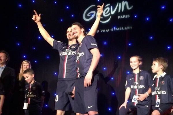 Zlatan Ibrahimovic pose avec son double de cire, lundi 9 février, au Musée Grevin, à Paris. 