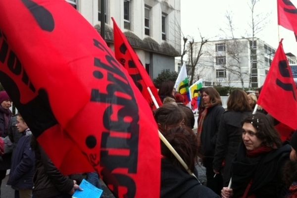 Une quarantaine d'enseignants ont manifesté mercredi devant l'inspection académique du Loiret