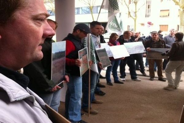 La manifestation des agriculteurs vendredi devant le Palais des congrès de Dijon pour une meilleure régulation du gibier