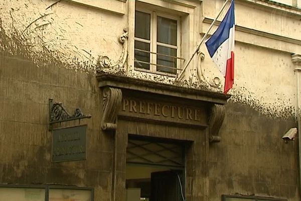 Façade de la préfecture des Deux-Sèvres recouverte par du lisier dans la nuit du 15 au 16 février 2018.