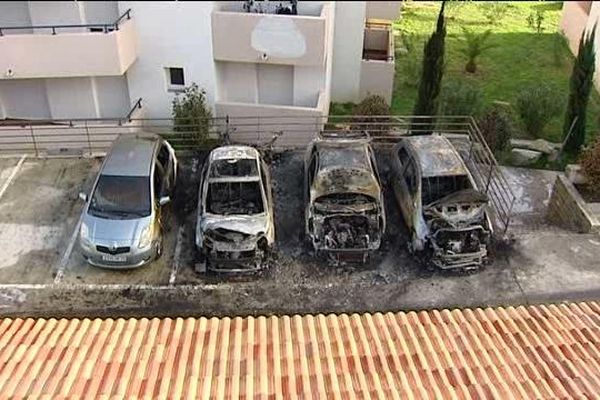 07/01/15 - Deux voitures et une motocyclette appartenant à la famille d’un policier en poste au commissariat de Bastia ont été retrouvés calcinés