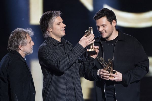 La première victoire d'Orelsan a été attribuée pour la meilleure création audiovisuelle, saluant le superbe travail mené par son frère Clément Cotentin, réalisateur du documentaire "Montre jamais ça à personne", qui retrace la carrière du rappeur Orelsan.