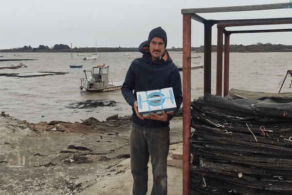 Cette bourriche à la mer est un SOS au ministre de Justice. L'ostréiculteur espère reprendre ses activités de dégustations festives