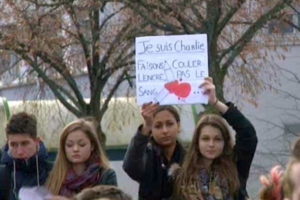 Minute de silence et prises de paroles au lycée Montchapet de Dijon.