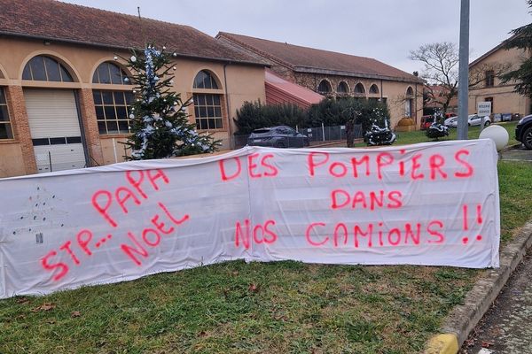 Les sapeurs-pompiers du Tarn-et-Garonne sont en grève depuis un mois. "On se bat pour le maintien des effectifs".