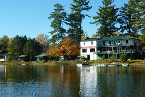 Vous hésitez ? Eux l'on fait ! Située au bord du Grand lac du Cerf dans les Hautes-Laurentides, cette auberge et ses chalets ont été gérés pendant 20 ans par Christine Richard et son mari. Ils n'ont pas hésiter à vendre leur restaurant d'Ornans pour vivre leur rêve canadien.