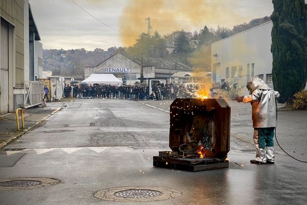 Les employés de la SAM devant l’entreprise à Viviez dans l’Aveyron qui manifestent leur colère après les décisions du constructeur automobile Renault de lâcher l'usine de métallurgie.