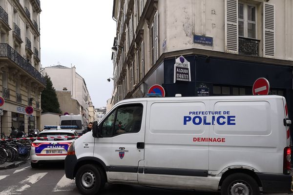 L'équipe de déminage, rue Truffaut.