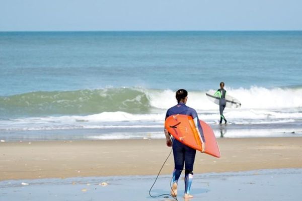 Les surfeurs ont repris le chemin des plages comme ici à Montalivet, en Gironde