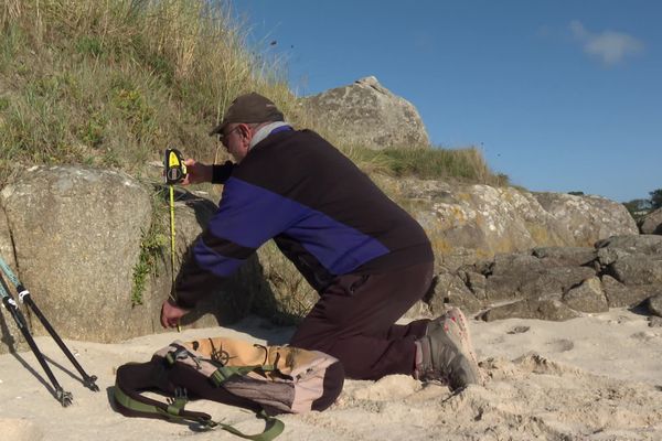 Un observateur du recul du trait de côte, lors de sa collecte de données à Guissény, dans le Finistère, le 3 octobre 2024