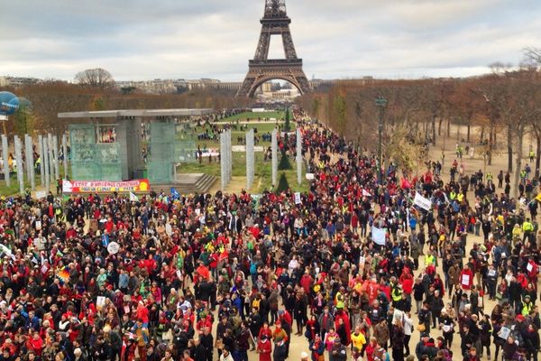 40.000 personnes, selon les organisateurs, se sont rassemblées sur le Champ-de-Mars, à Paris, en marge de la clôture de la COP 21, le 12 décembre.