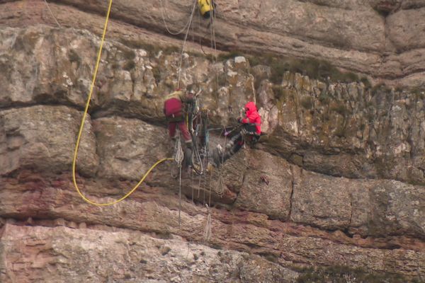 Les cordistes sécurisent les parois de la roche de Vergisson.