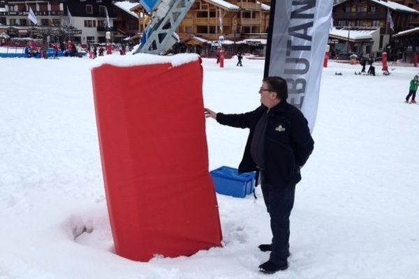 Le maire des Gets devant le matelas qui a servi aux étudiants pour faire de la luge