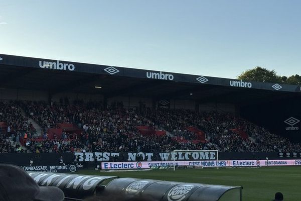 Dans la tribune du Kop rouge de Guingamp ce 17 mai 2024, une banderole qui annonce que Brest ne sera pas le bienvenu sur la pelouse du Roudourou pour la Ligue des champions