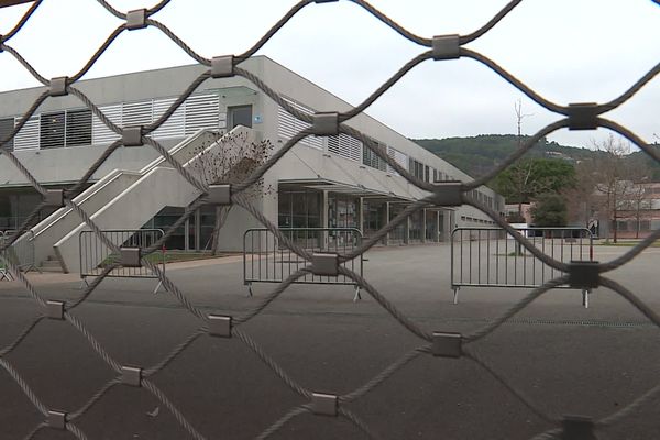 Le lycée professionnel Léon Blum accueille 850 élèves, l'établissement a été fermé pour une semaine par arrêté préfectoral.  