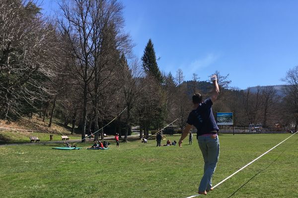 Prendre du plaisir en risquant de tomber, voilà qui résume l'esprit de la slackline.