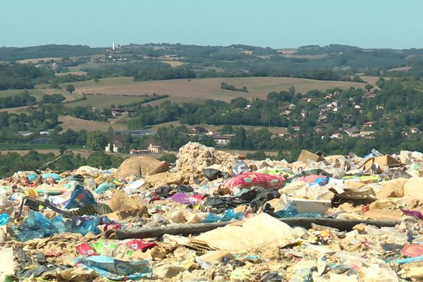 La décharge de Pavie dans le Gers est gérée par la société Trigone. Deux associations de riverains demandent sa fermeture